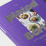 Detail des violetten Covers von plated Berlin Vol. II mit silberner Prägung
