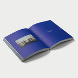 Aufgeschlagenes Buch in schräger Ansicht von Take Me to the Lakes, Edition BERLIN EN