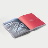 Aufgeschlagenes Buch in schräger Ansicht von The Feeling of Berlin