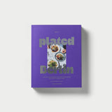 Violettes Cover von plated Berlin Vol. II mit silberner Prägung, von oben fotografiert