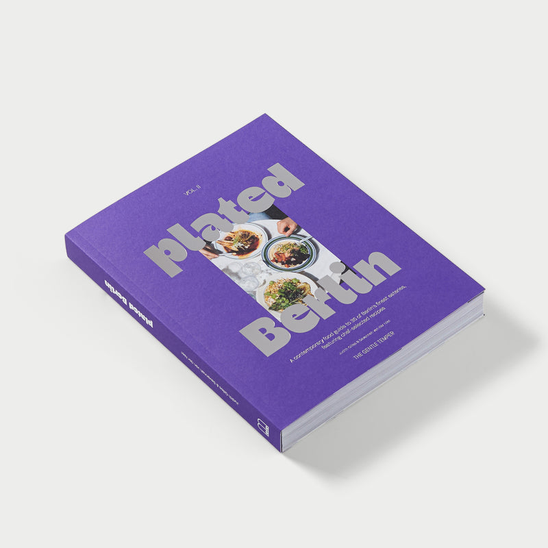 plated Berlin Vol. II in schräger Ansicht mit sichtbarem Buchrücken und Seitenblock