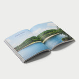 Aufgeschlagenes Buch in schräger Ansicht von Take Me to the Lakes, Edition DÜSSELDORF