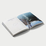 Aufgeschlagenes Buch in schräger Ansicht von Take Me to the Lakes, Edition LEIPZIG