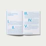 Aufgeschlagene Innenseiten von The Gentle Confidence Journal